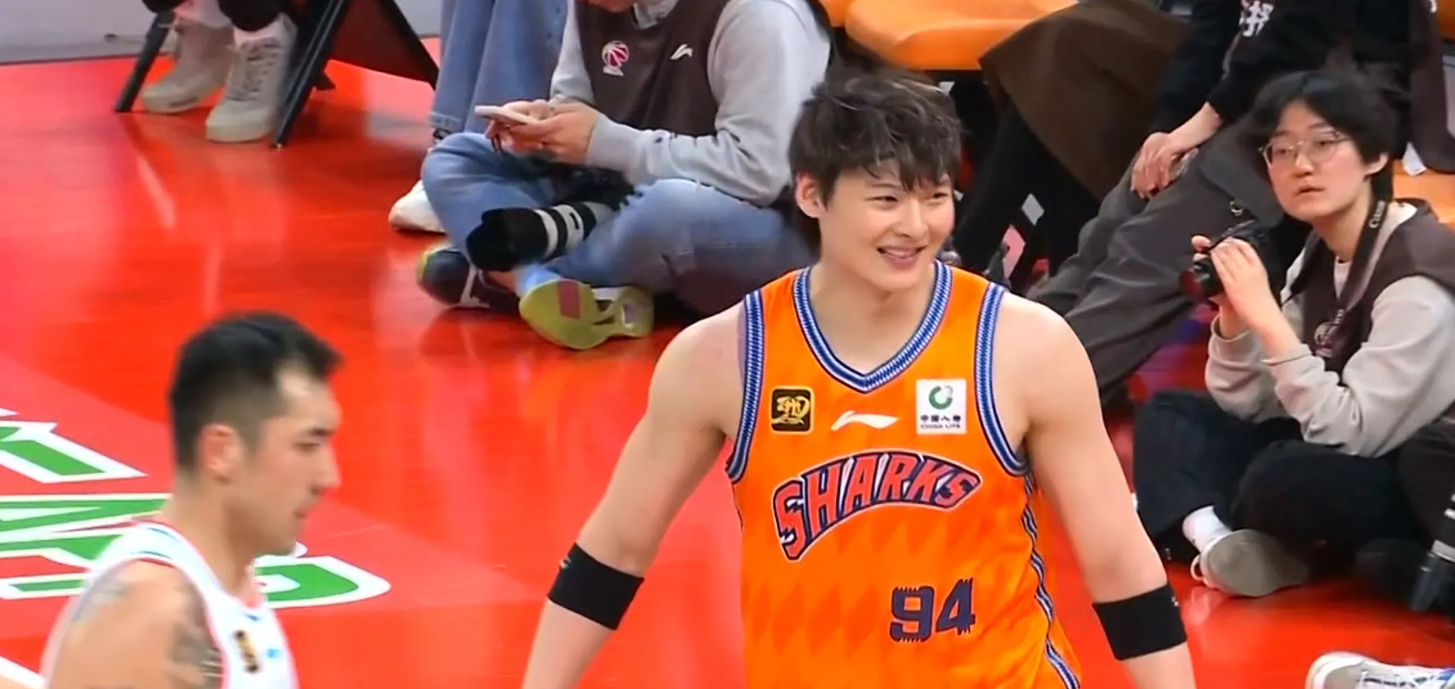 王哲林17+6 上海34分胜四川2战全胜